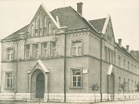 Dominikanski samostan na Trgu Augustina Kažotića u Željezničkoj koloniji nedugo nakon izgradnje (Foto Vladimir Horvat).jpg